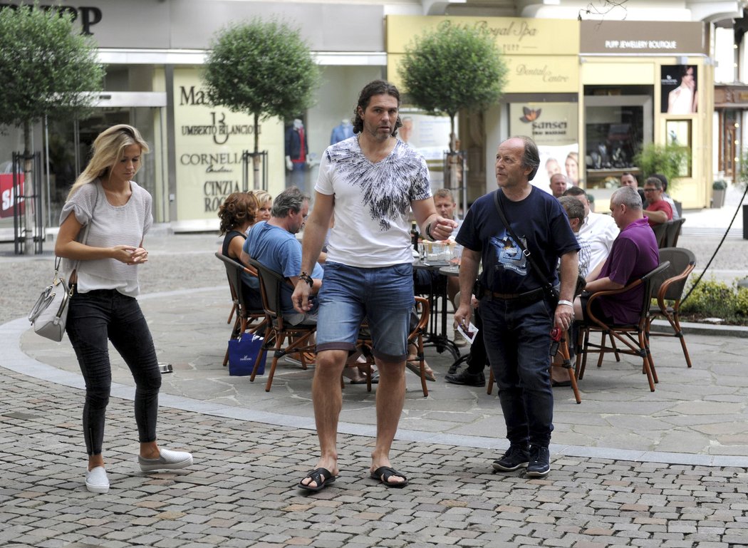 Jaromír Jágr se vyfotil s fanouškem před Grandhotelem Pupp, zatímco přítelkyně Veronika na něj čeká