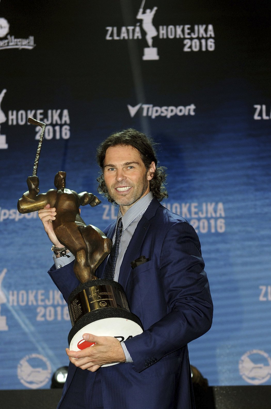 Jaromír Jágr s trofejí pro vítěze ankety Zlatá hokejka. Nejlepším českým hokejistou sezony se stal už podvanácté.