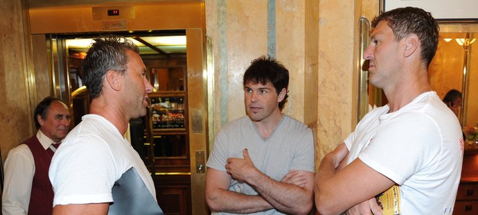 Jaromír Jágr v družném hovoru u výtahu s bratry Nedvědovými
