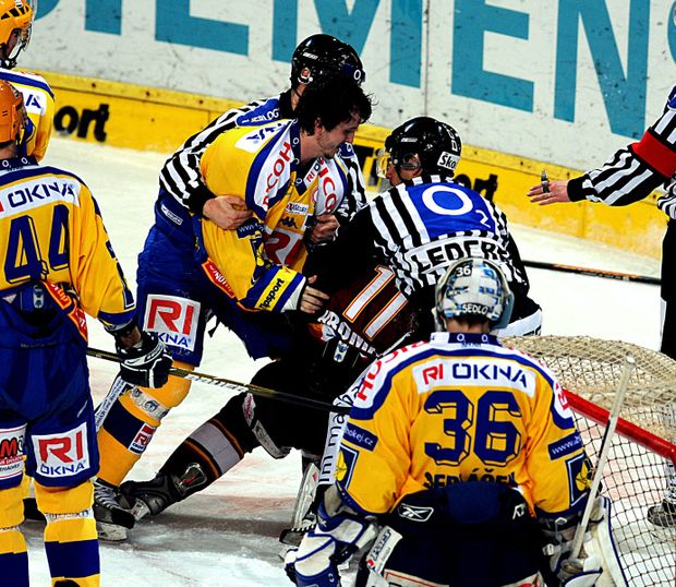 Jiří Kučný (uprostřed) v tvrdém souboji v brankovišti. Jiří Kučný (uprostřed) v tvrdém souboji v brankovišti.