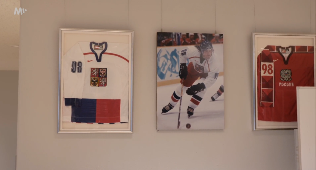 V hale Big Hat v Naganu dnes najdete takové připomínky na český olympijský triumf - dres či fotku Jaromíra Jágra