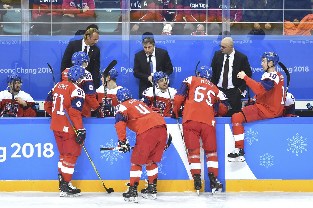 Česká střídačka při olympijském semifinále proti Rusku