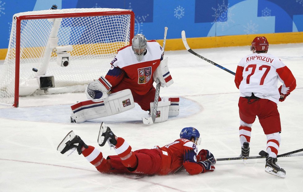 Brankář Pavel Francouz a jeho zákrok při olympijském semifinále proti Rusku