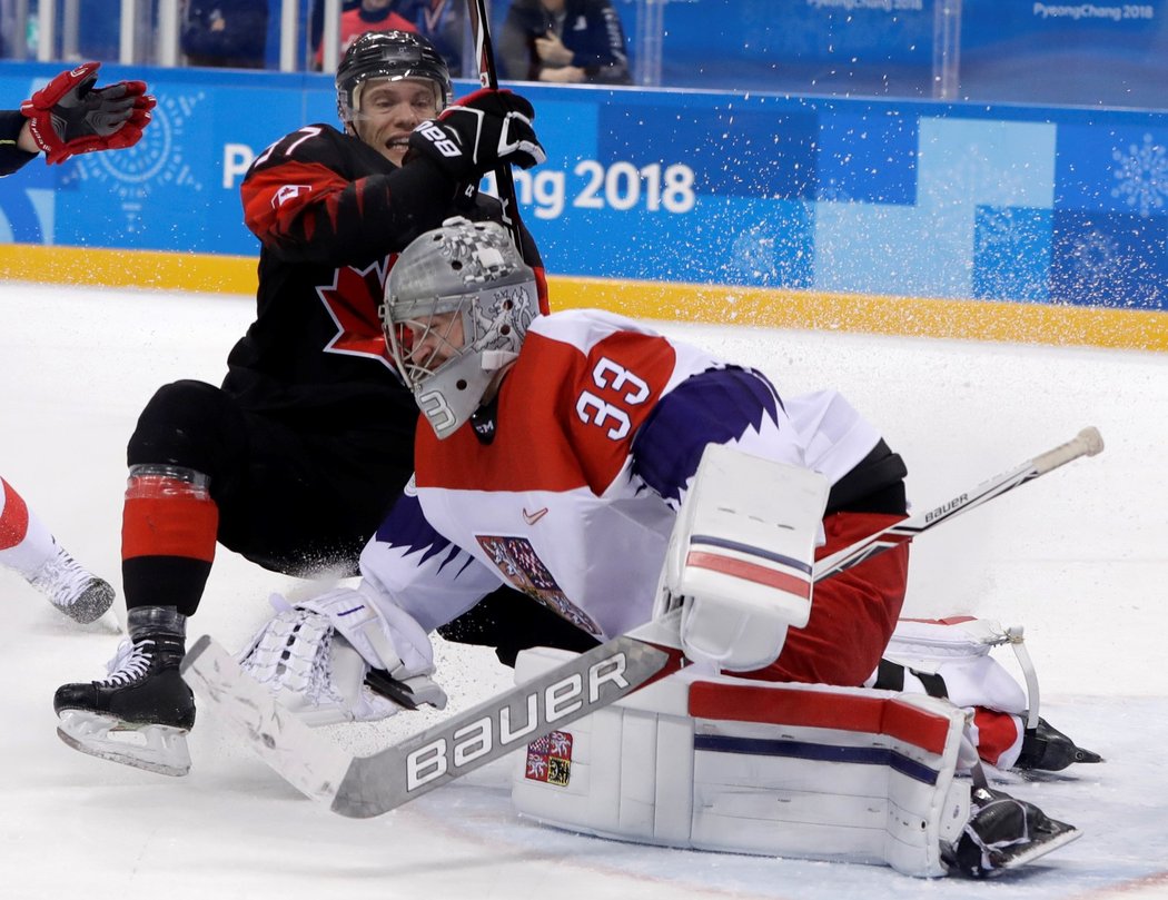 Mat Robinson byl před českou brankou důrazný a pocítil to také Pavel Francouz