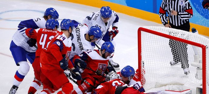 Závar před brankou Pavla Francouze, gól však vstřelili Korejci jediný