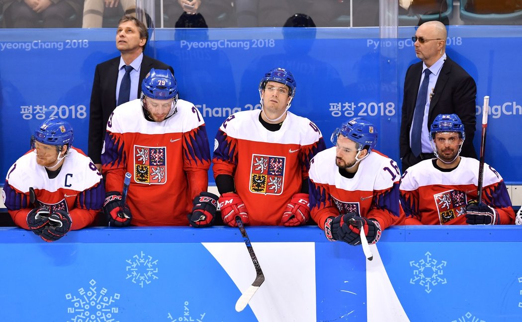 Chtěli navázat na Nagano, pak vybojovat bronz, ale nakonec se čeští hokejisté vrací bez medaile