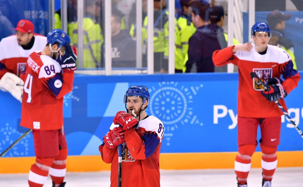 Zklamaní čeští hokejisté po porážce 4:6 s Kanadou