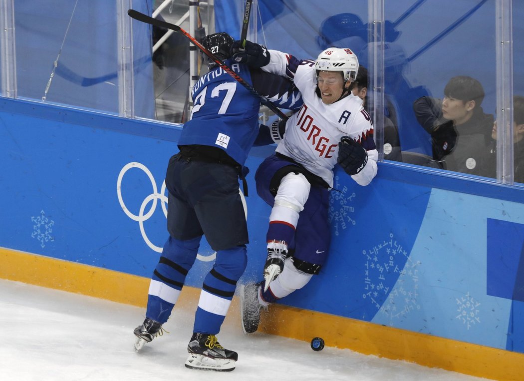 Ostrý souboj u hrazení! Finský forvard Petri Kontiola se s Norem Mathisem Olimbem vůbec nemazal