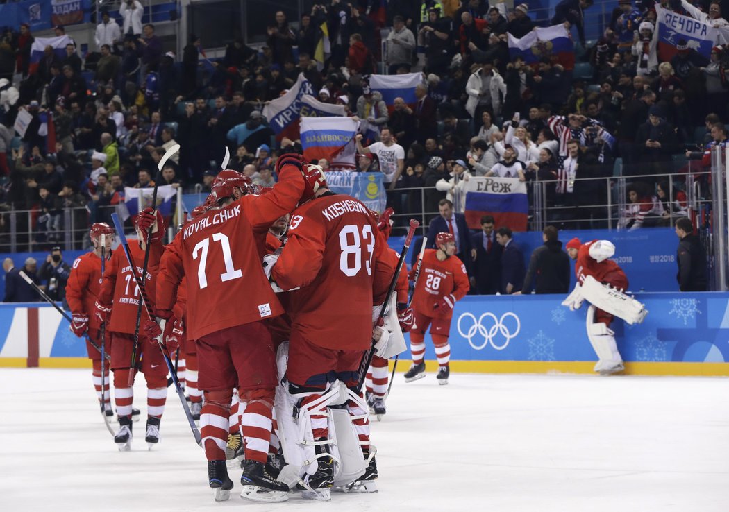 Ruští hokejisté se radují z vítězství 4:0 nad USA, čímž si zajistili přímý postup do čtvrtfinále