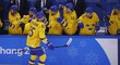 Švédský útočník Viktor Stalberg slaví se spoluhráči vstřelený gól v utkání proti Německu