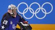 Americká brankářka Nicole Hensleyová se do branky dostala v utkání proti Olympijským sportovkyním z Ruska