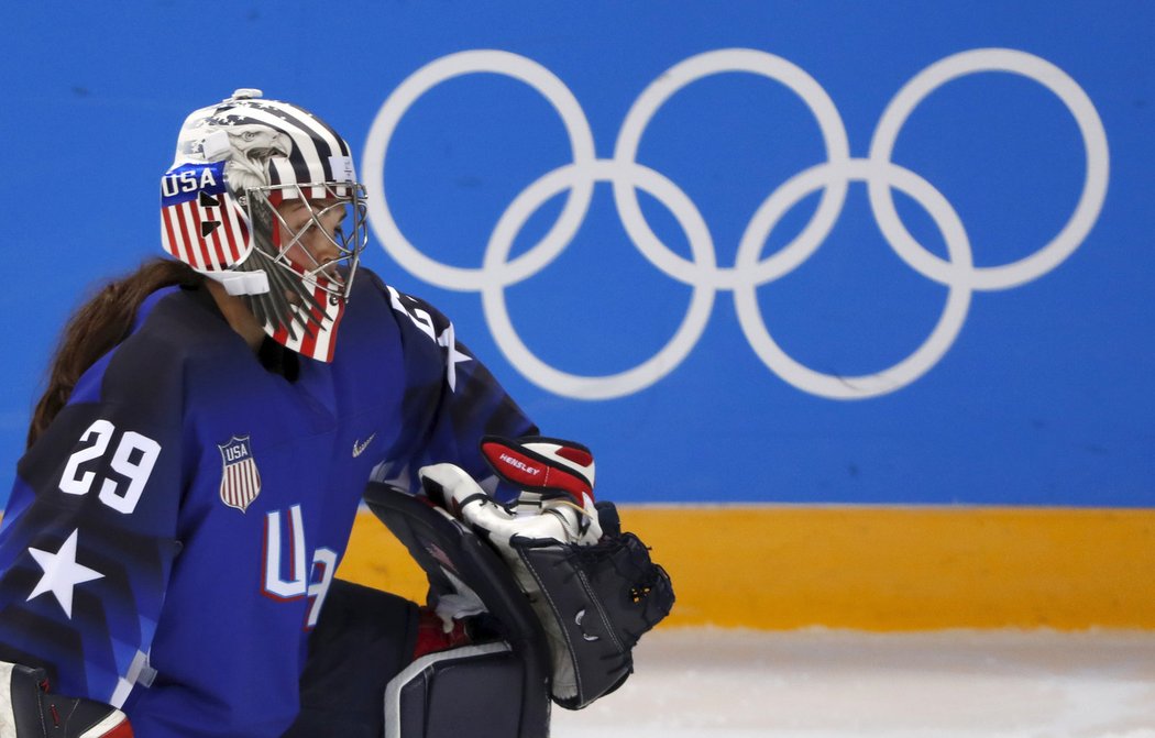 Americká brankářka Nicole Hensleyová se do branky dostala v utkání proti Olympijským sportovkyním z Ruska