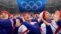 Severokorejské fanynky na tribunách sborově mávají, zpívají a tleskají