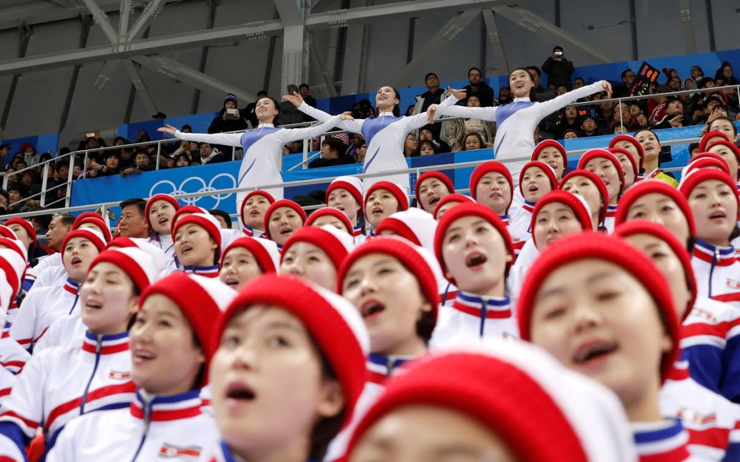 I Severní Korea má své cheerleaders, které fandili domácímu výběru proti Čechům