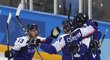 Slovenští hokejisté slaví úvodní branku v síti ruského výběru