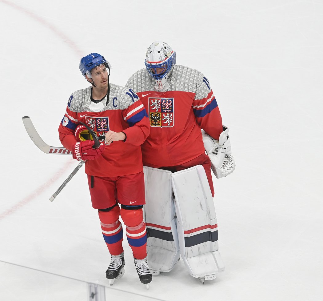 Zklamaní kapitán Roman Červenka a brankář Šimon Hrubec po konci na olympiádě v Pekingu