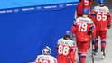 Zklamaní čeští hokejisté opouštějí zápas s Dánskem