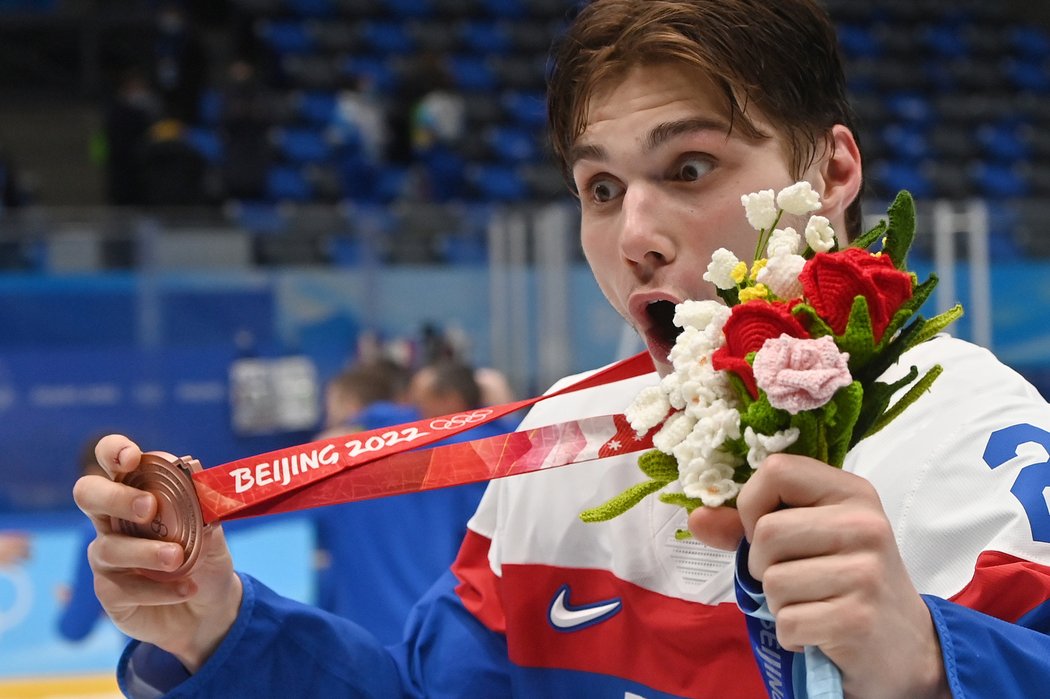 Juraj Slafkovský se svým olympijským bronzem