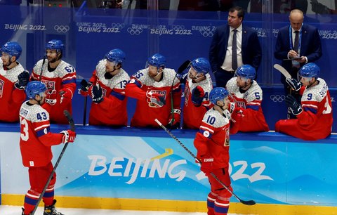 Roman Červenka (10) oslavuje se spoluhráči svůj gól proti Dánsku