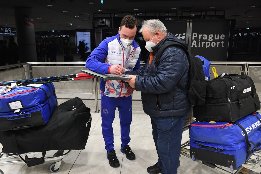 Filip Pešán se podepisuje sběrači autogramů na letišti po příletu z olympiády v Pekingu