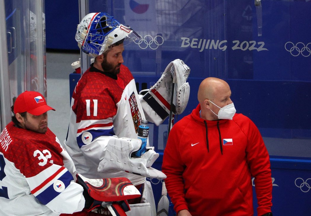 Šimon Hrubec při závěrečném powerplay na střídačce