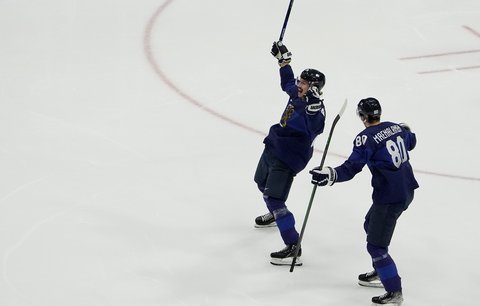 Finská radost po gólu Hannese Björninena ve finále ZOH, kterým otočil duel s týmem Ruského olympijského výboru 