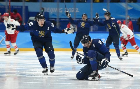 Finská radost po gólu Hannese Björninena ve finále ZOH, kterým otočil duel s týmem Ruského olympijského výboru 