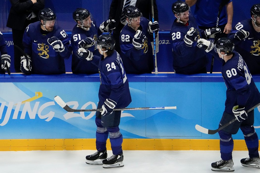 Finská radost po gólu Hannese Björninena ve finále ZOH, kterým otočil duel s týmem Ruského olympijského výboru