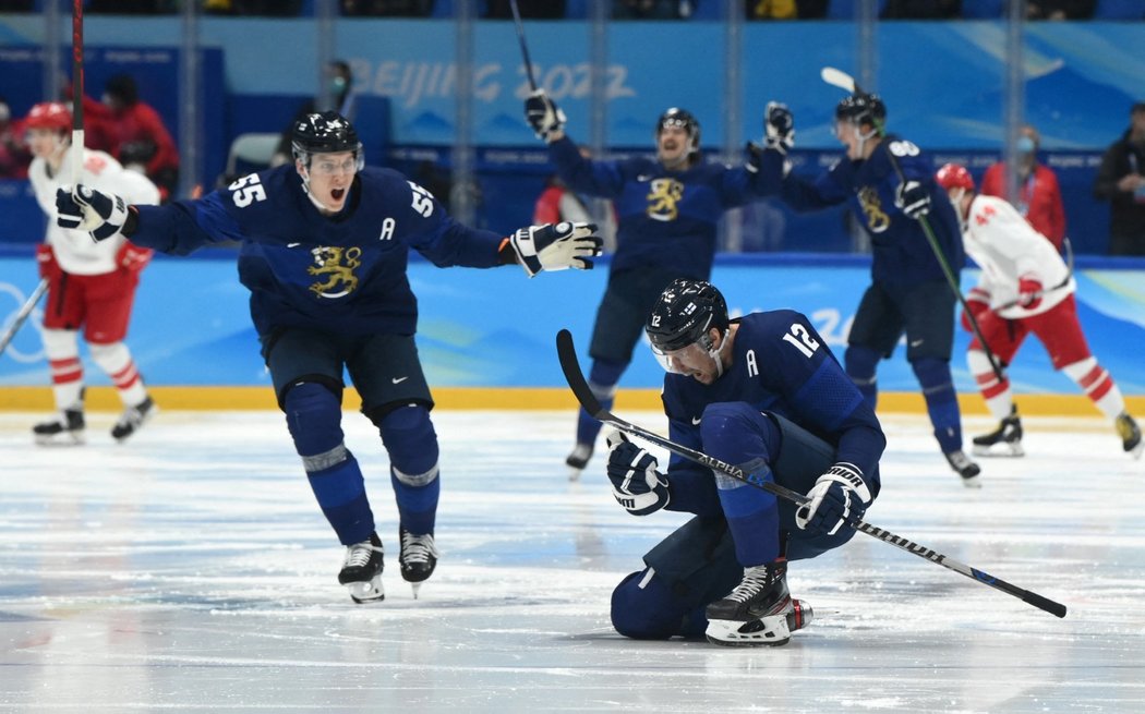 Finská radost po gólu Hannese Björninena ve finále ZOH, kterým otočil duel s týmem Ruského olympijského výboru