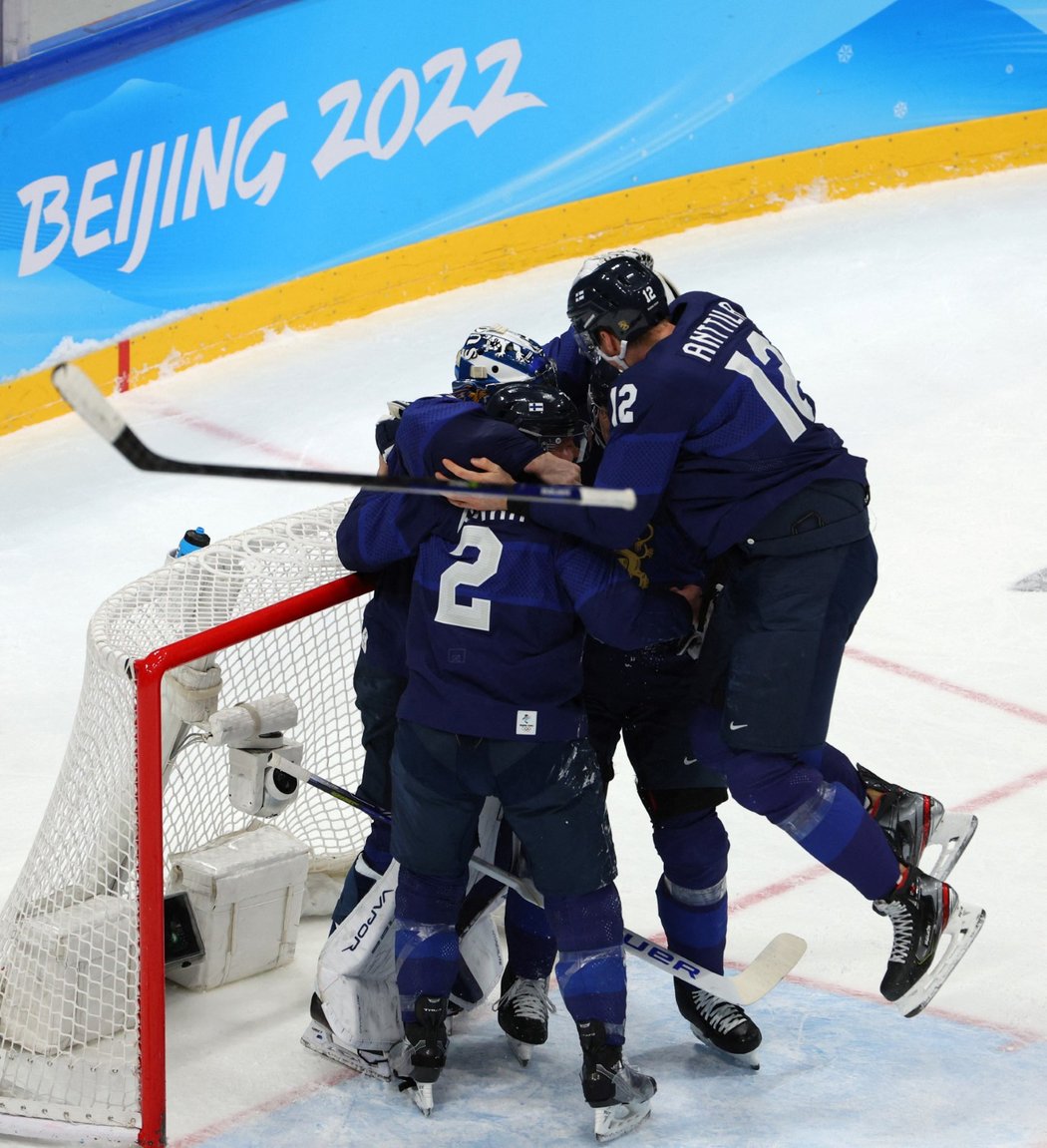 Finská radost po vítězství ve finále ZOH v Pekingu nad Ruskem 2:1