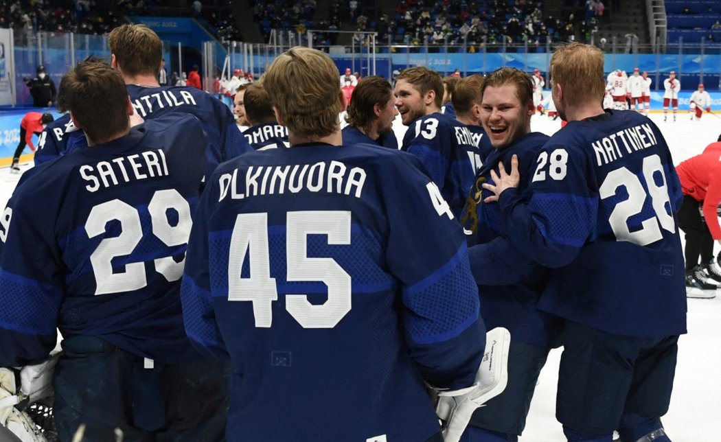 Hokejisté Finska se radují ze zisku zlatých olympijských medailí