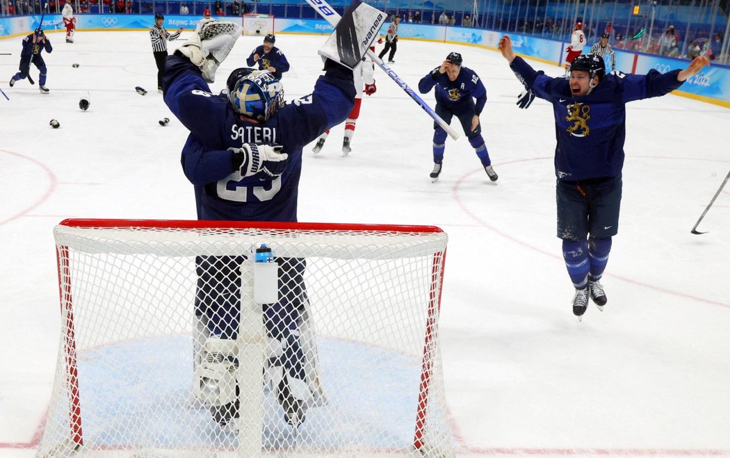 Hokejisté Finska se radují ze zisku zlatých olympijských medailí