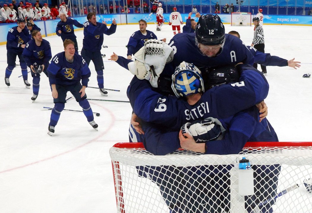 Hokejisté Finska se radují ze zisku zlatých olympijských medailí