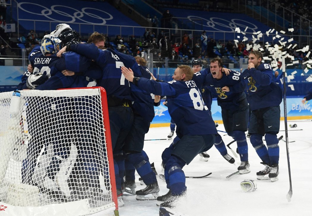 Hokejisté Finska se radují ze zisku zlatých olympijských medailí