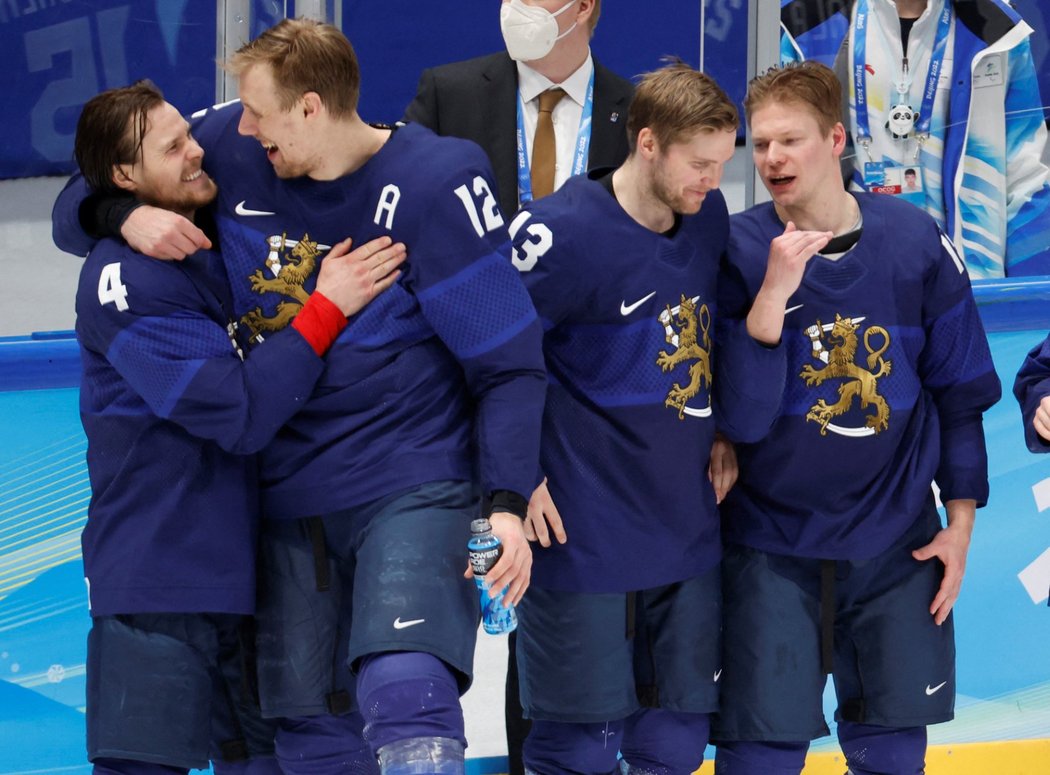 Finská radost po vítězství ve finále ZOH v Pekingu nad Ruskem 2:1