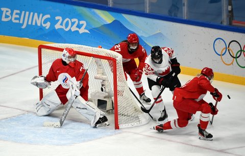Hokejistky Ruska a Kanady odehrály vzájemný souboj s respirátory 