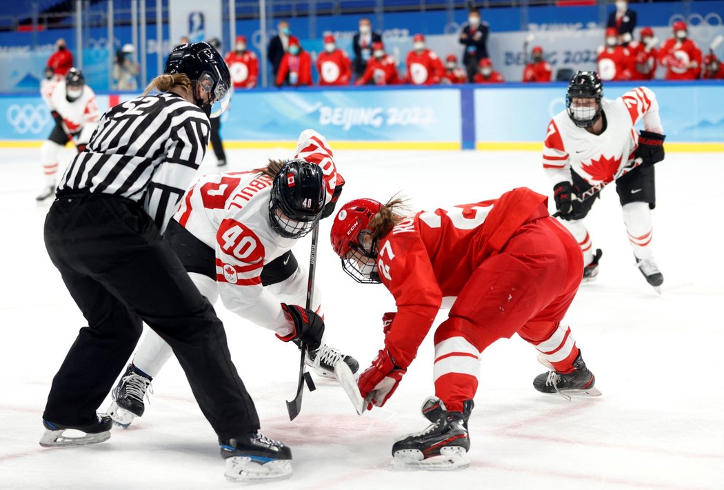 Hokejistky Ruska a Kanady odehrály vzájemný souboj s respirátory