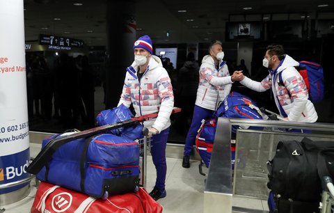 Čeští hokejisté na pražském letišti po návratu z Pekingu