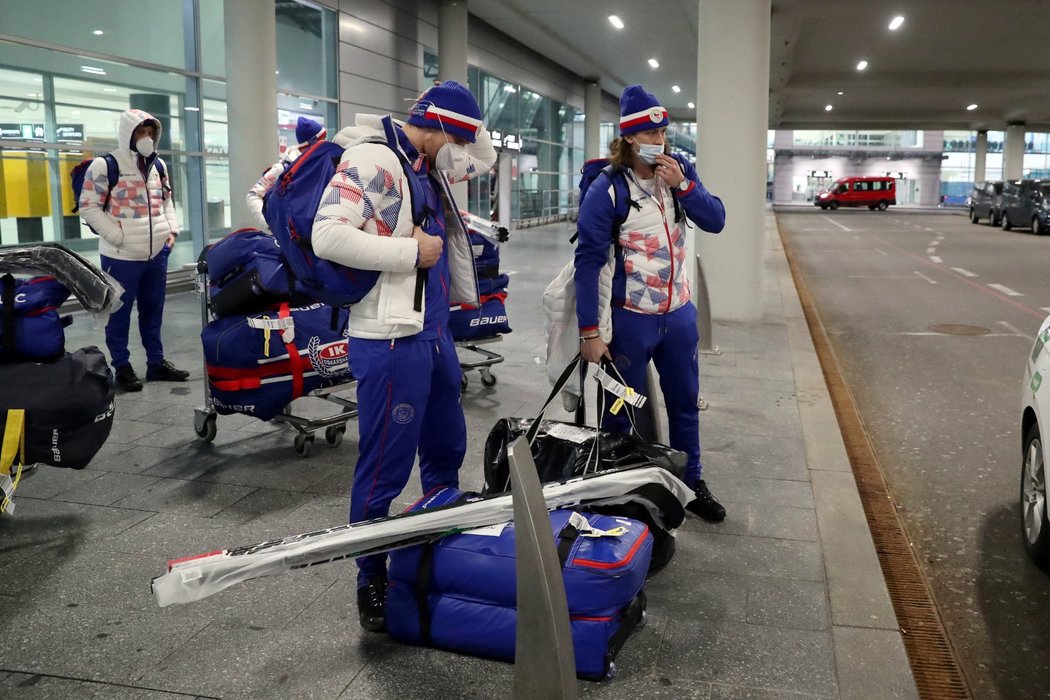 Čeští hokejisté na pražském letišti po návratu z Pekingu