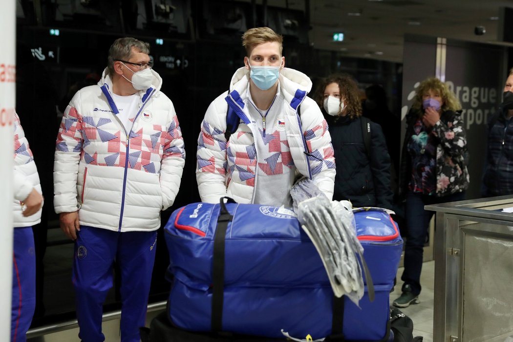 Čeští hokejisté na pražském letišti po návratu z Pekingu