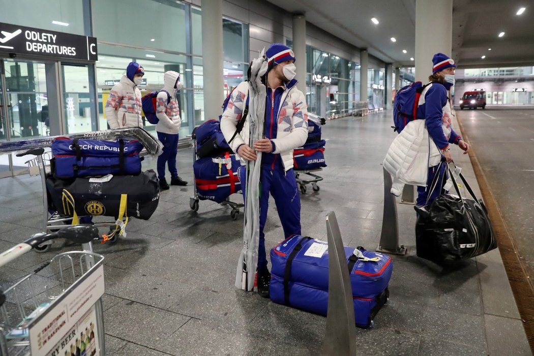 Čeští hokejisté na pražském letišti po návratu z Pekingu