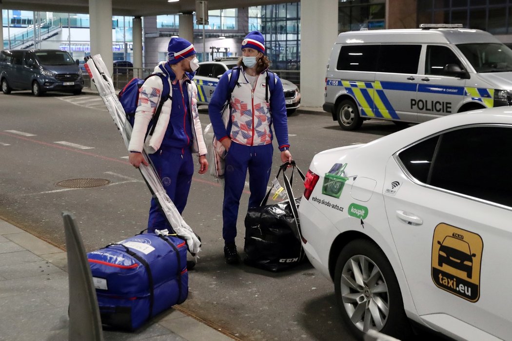 Čeští hokejisté na pražském letišti po návratu z Pekingu