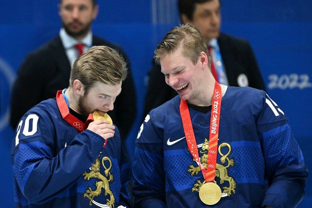 Finský útočník Miro Aaltonen (vpravo) se zlatou medailí z olympiády v Pekingu