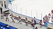 Čeští hokejisté opouští kluziště v Pekingu po prohraném osmifinále olympijského turnaje se Švýcary