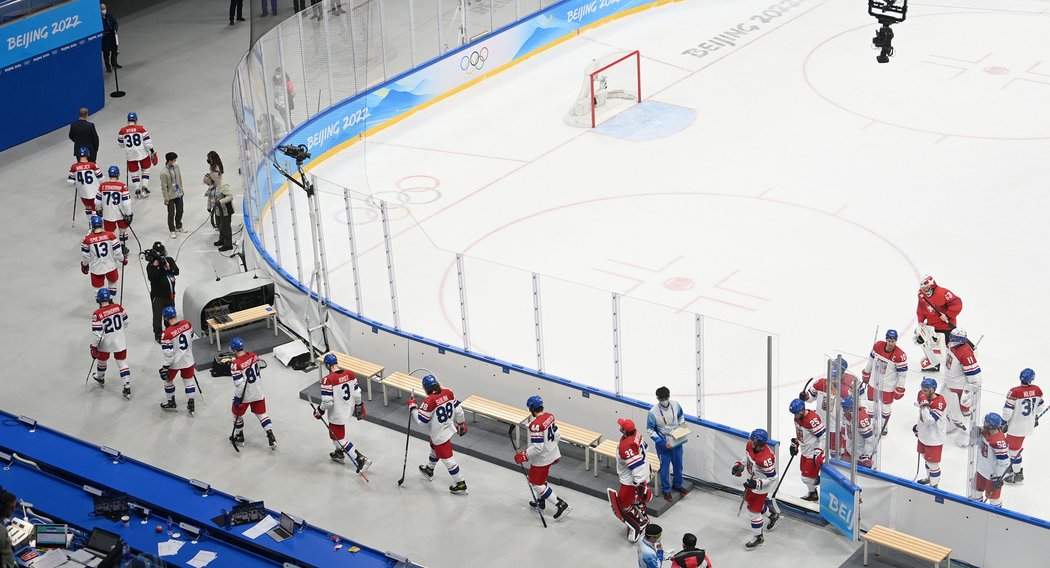Čeští hokejisté opouští kluziště v Pekingu po prohraném osmifinále olympijského turnaje se Švýcary