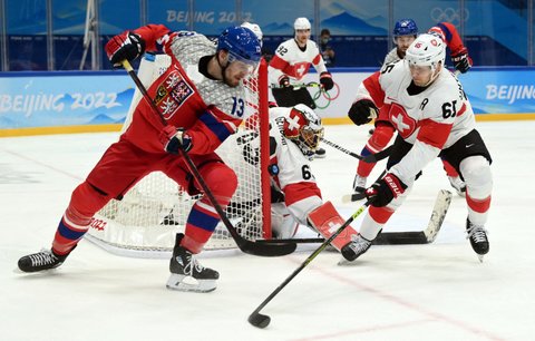 Jiří Smejkal (v červeném) v utkání proti Švýcarsku