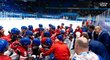Český hokejový nároďák se srotil po vítězství nad Rusy u střídačky, aby si užil týmový pokřik