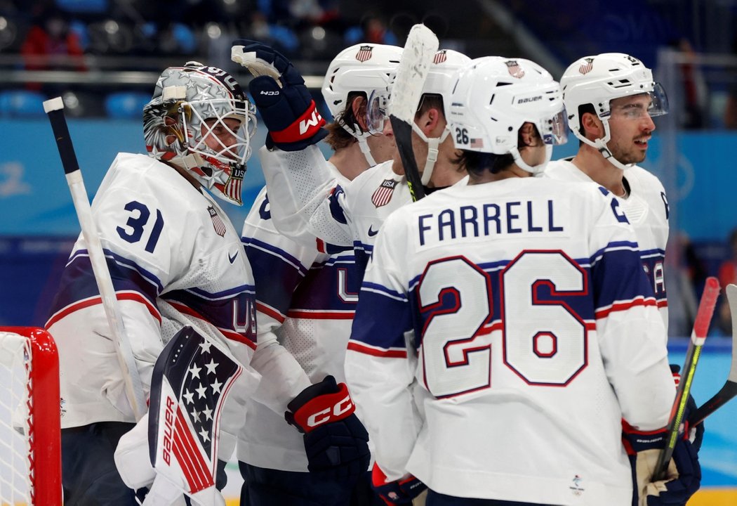 Američtí hokejisté slaví výhru nad Kanadou během olympijského turnaje