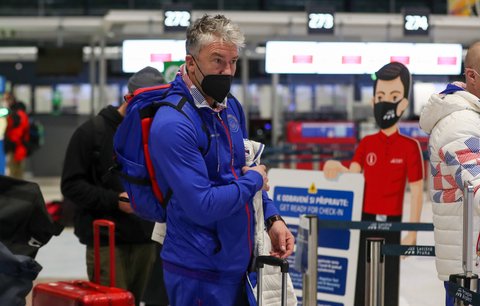 Generální manažer hokejové reprezentace Petr Nedvěd při odletu do Pekingu