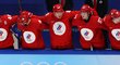 Hráči ruského výběru se drží za ramena při nájezdech v semifinále olympijského turnaje proti Švédsku